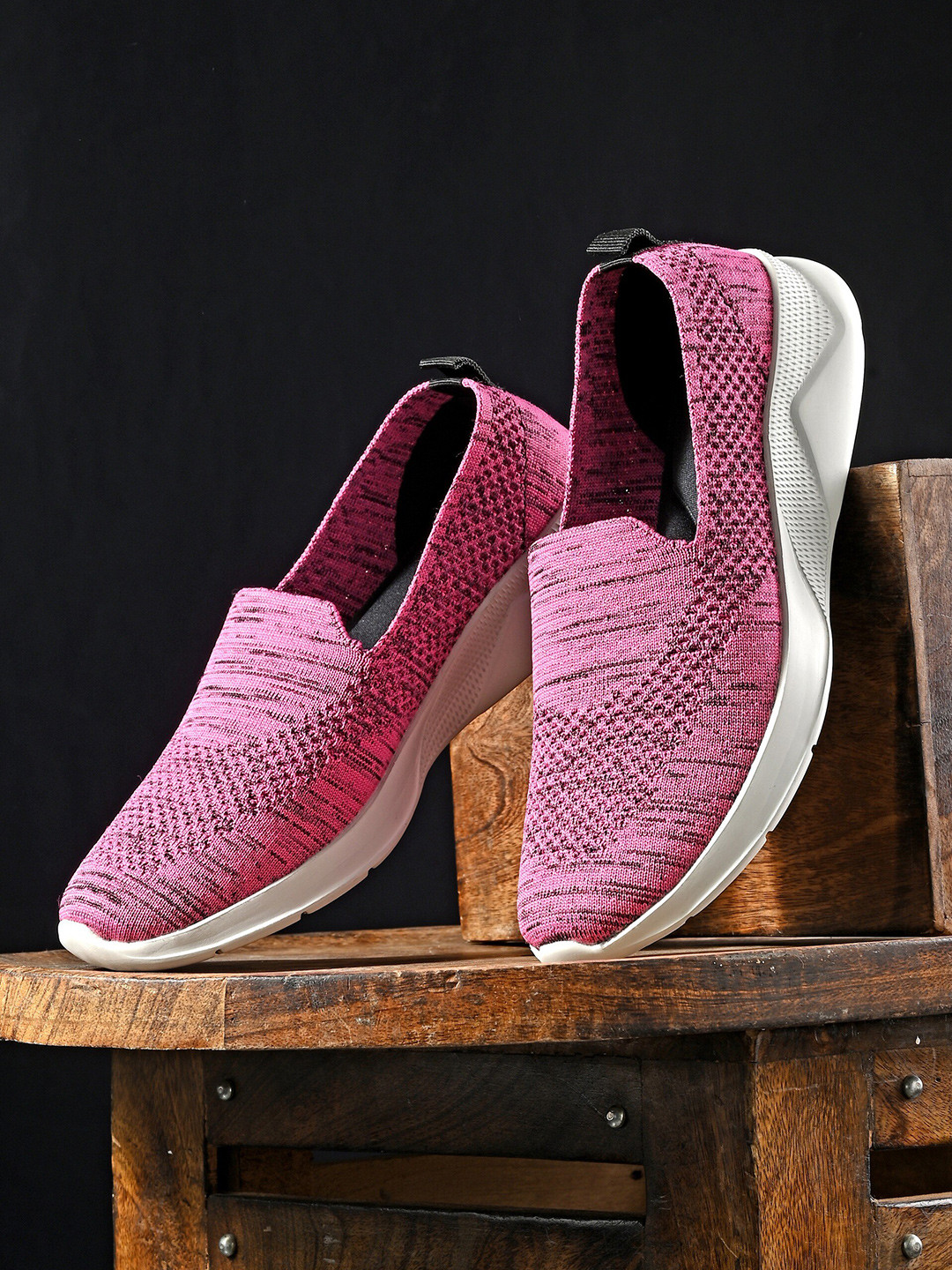 

HRX by Hrithik Roshan Women Pink & White Flyknit Textile Marking Walking Shoes