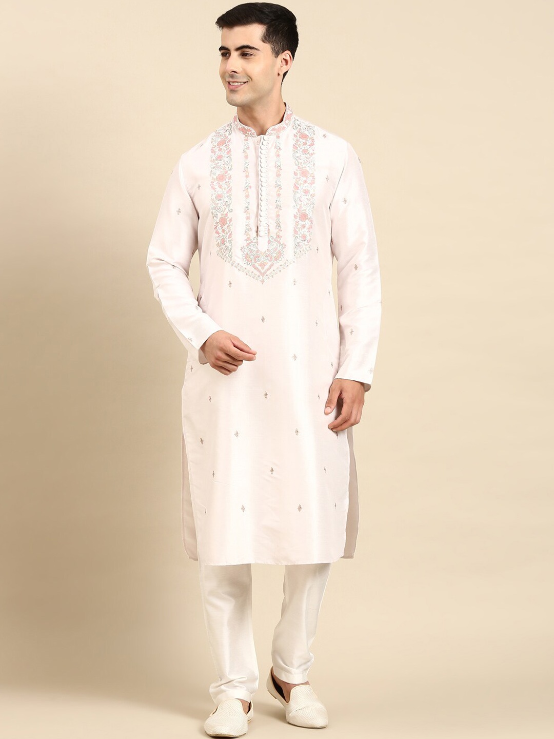 

TheEthnic.Co Ethnic Motifs Embroidered Mandarin Collar Long Sleeves Kurta With Pyjamas, Pink