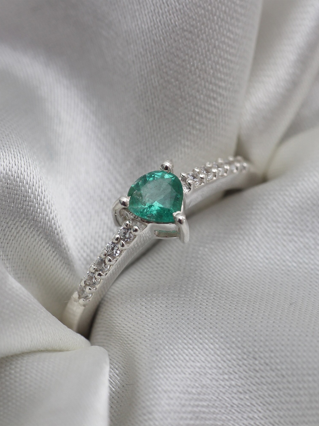 

HIFLYER JEWELS 92.5 Sterling Silver Emerald-Studded Finger Ring