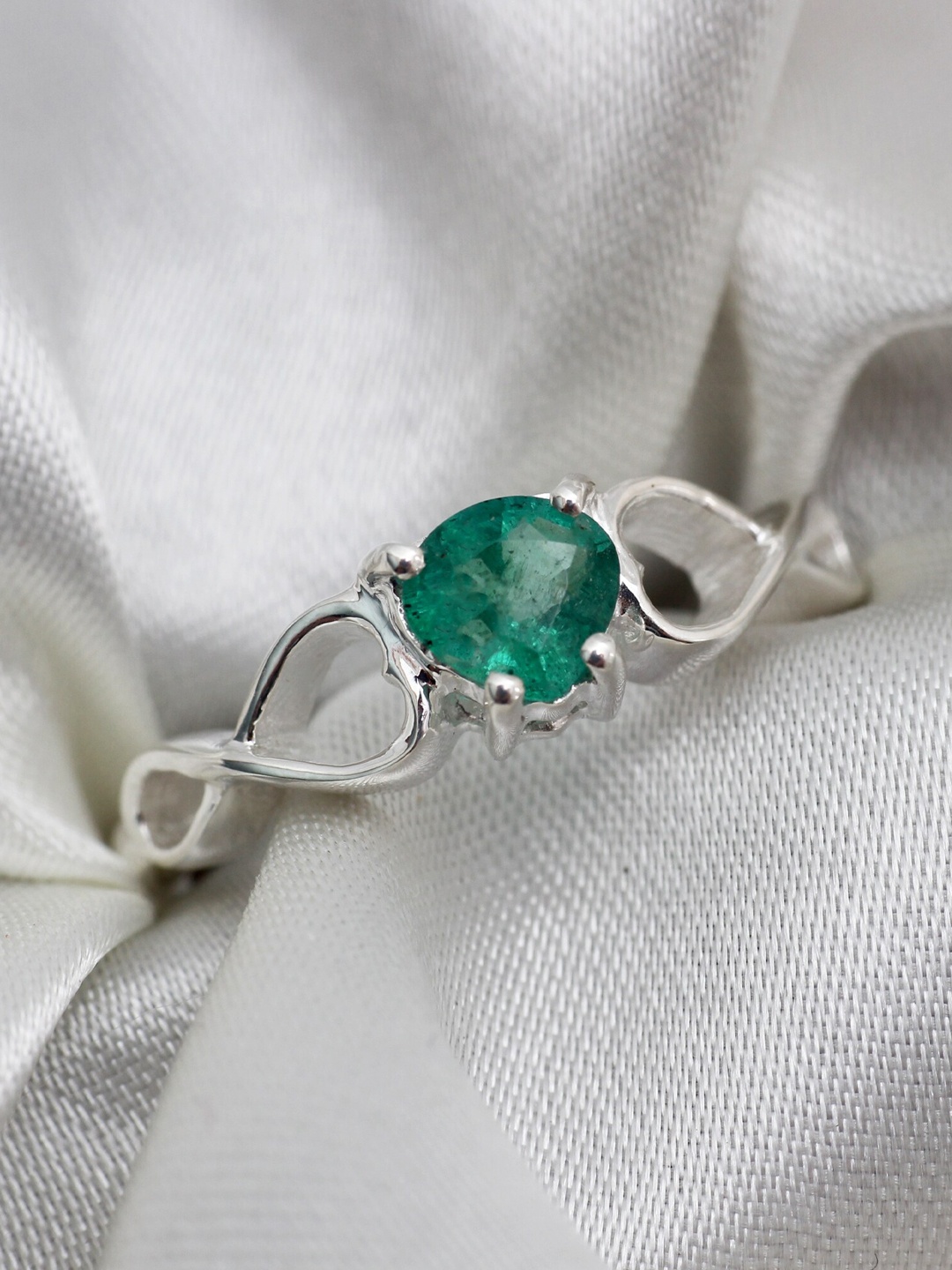 

HIFLYER JEWELS 92.5 Sterling Silver Emerald-Studded Heart-Shaped Adjustable Finger Ring