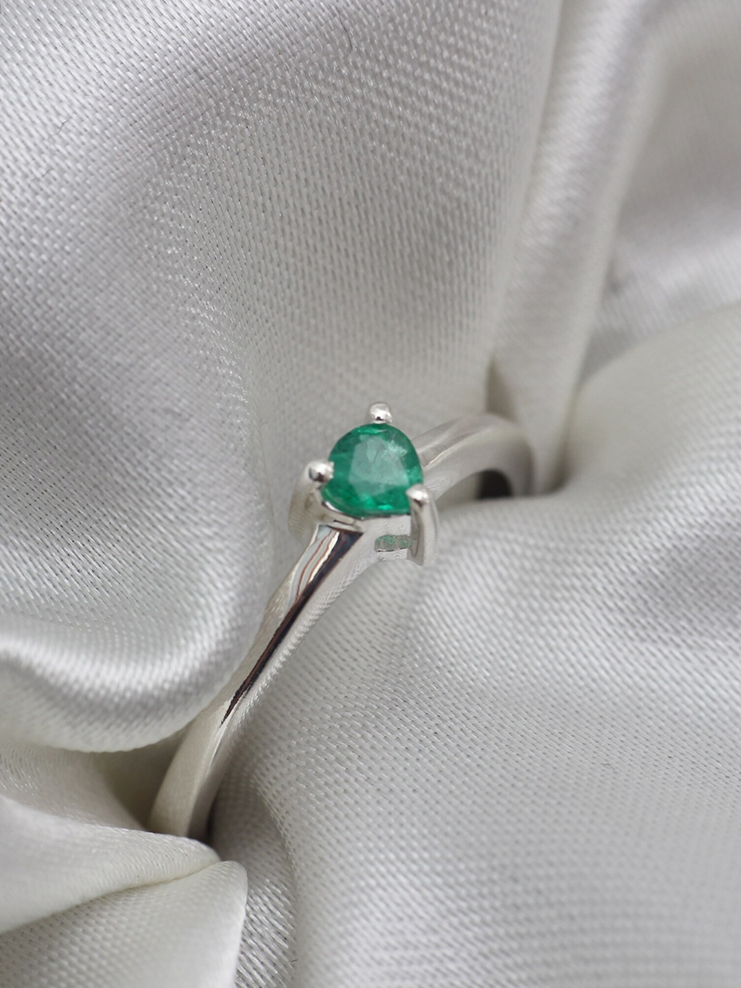 

HIFLYER JEWELS 92.5 Sterling Silver Emerald Finger Ring