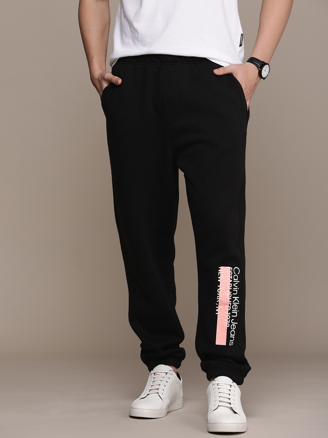 

Calvin Klein Jeans Men Brand Logo printed Mid-Rise Relaxed Fit Joggers Track Pants, Black