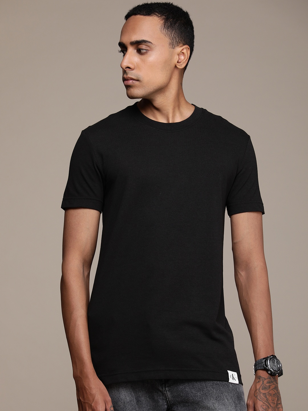 

Calvin Klein Jeans Solid Round Neck Slim Fit T-shirt, Black