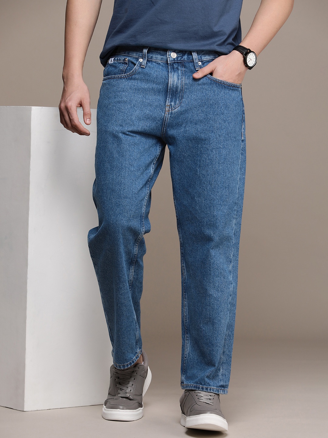 

Calvin Klein Jeans Men Pure Cotton Straight Fit Light Fade Jeans, Blue