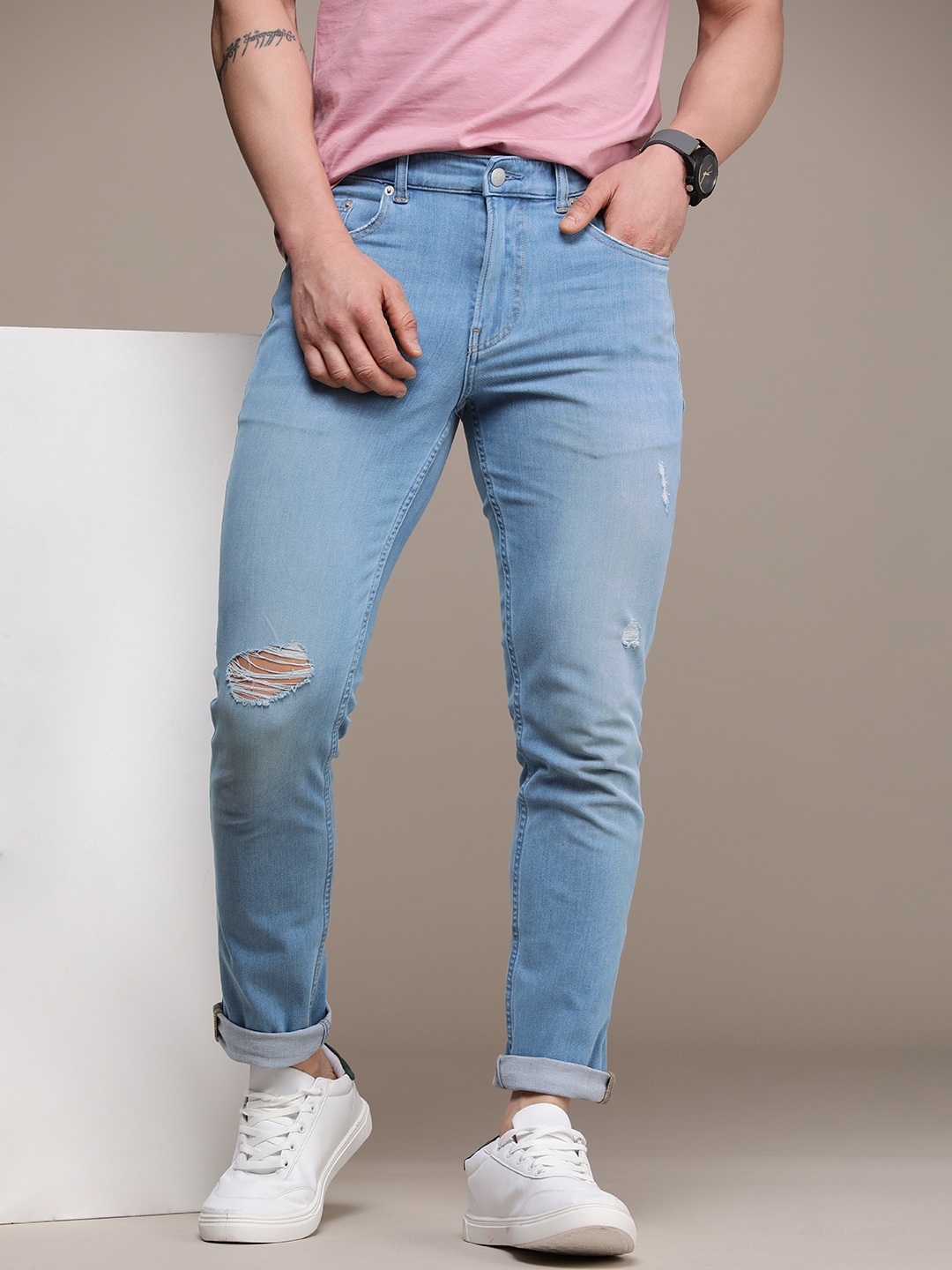 

Calvin Klein Jeans Men Super Skinny Fit Mildly Distressed Light Fade Stretchable Jeans, Blue
