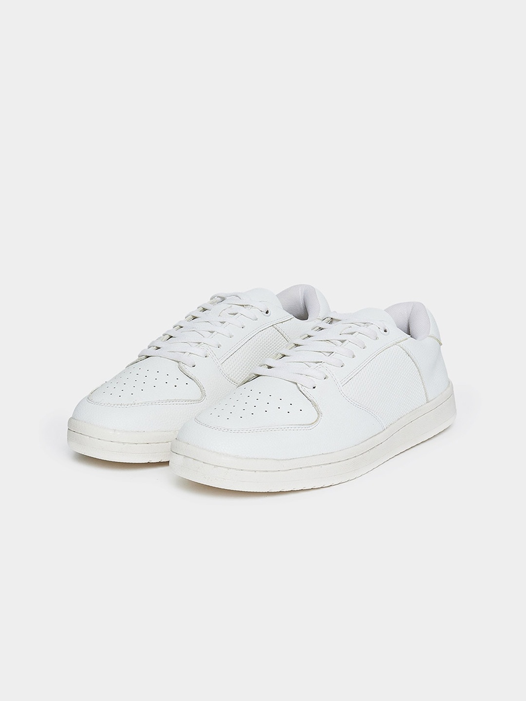 

Styli Men Perforations Basics Sneakers, White