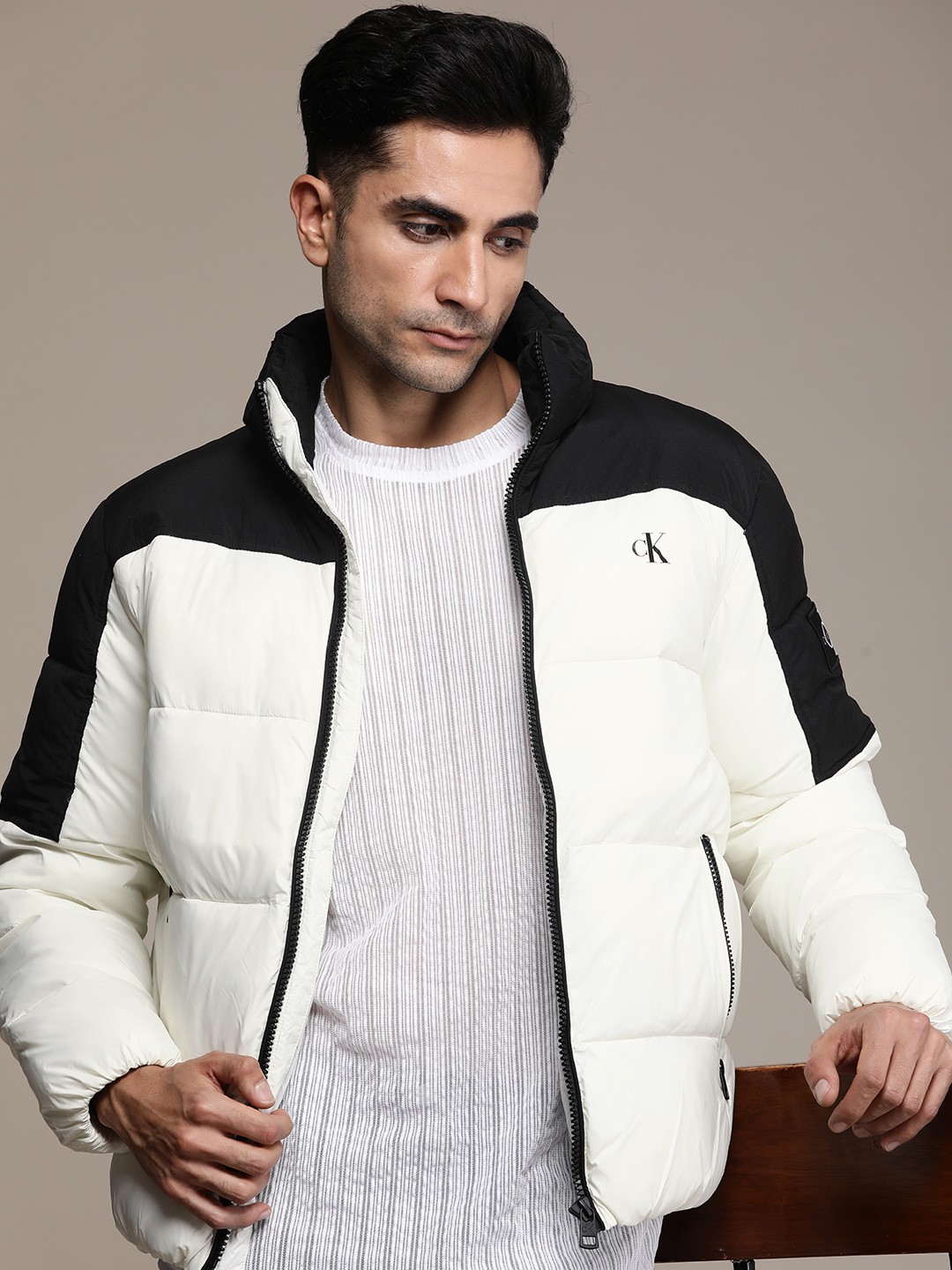 

Calvin Klein Jeans Colourblocked Mock-Collar Puffer Jacket, White