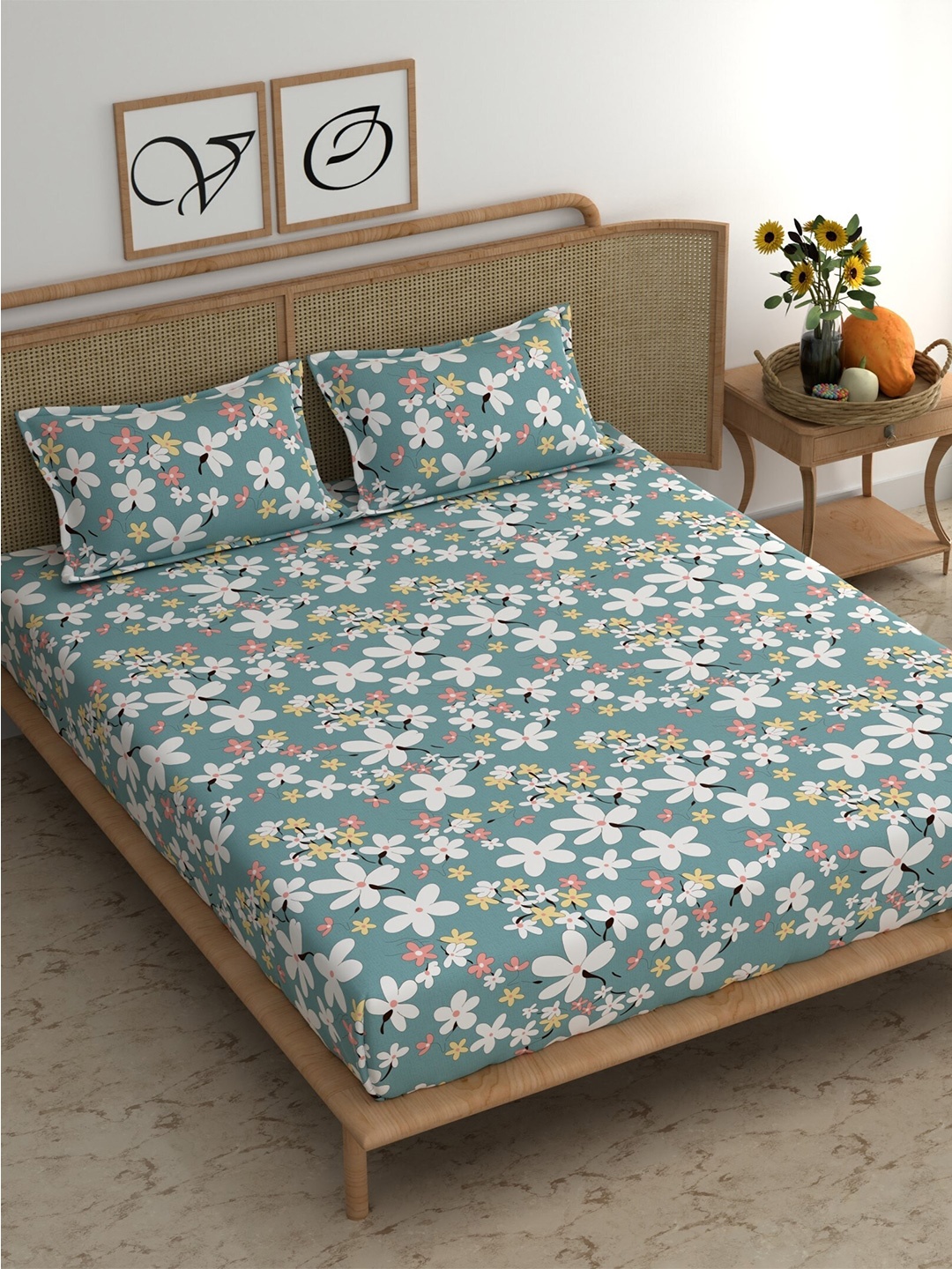 

CHHAVI INDIA Blue & White Floral 210 TC Queen Bedsheet with 2 Pillow Covers