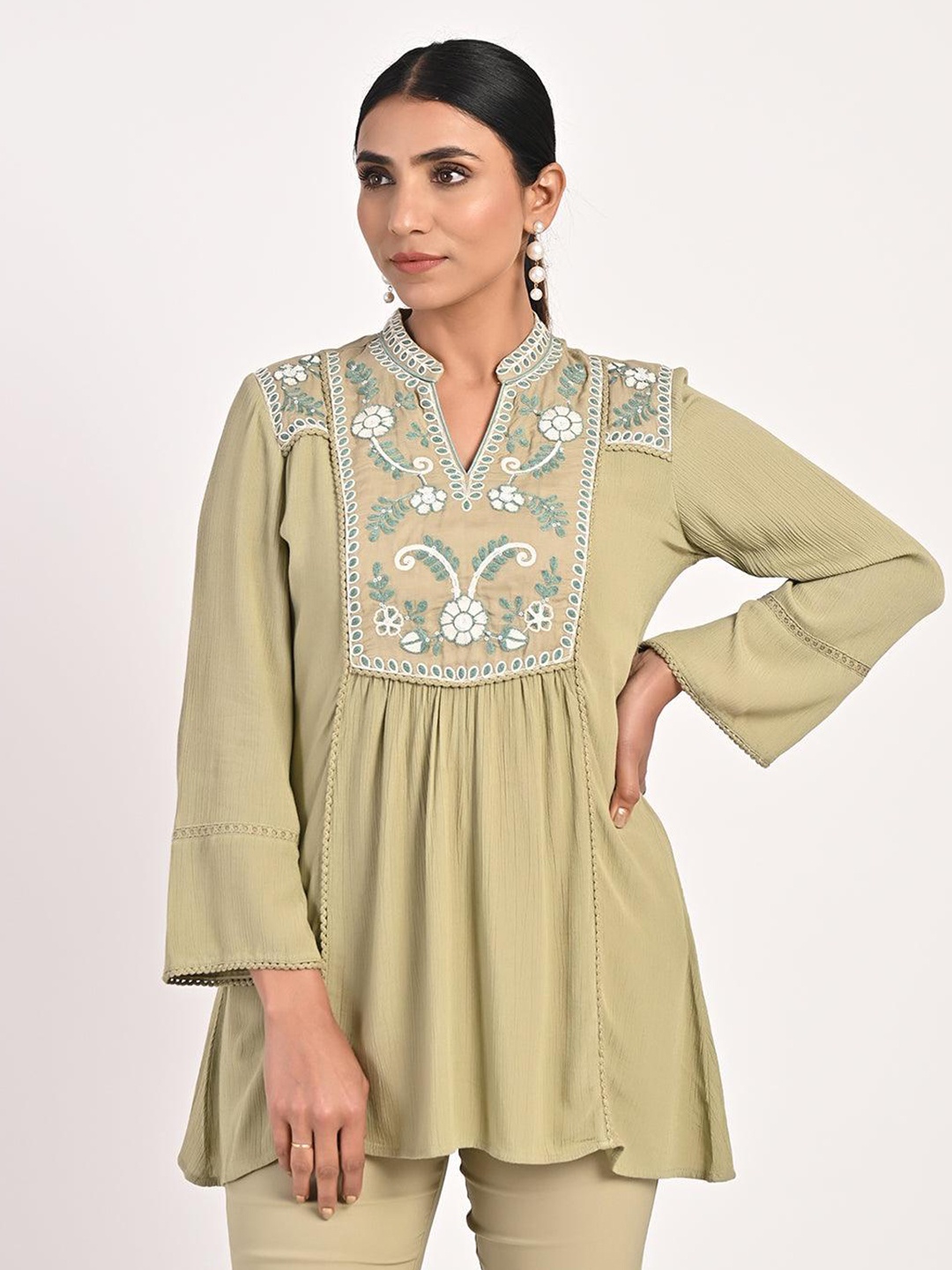 

Lakshita Floral Embroidered Sequinned Straight Kurti, Green