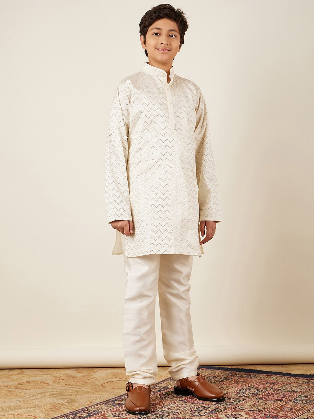 

Aj DEZInES Boys Embroidered Mandarin Collar Straight Kurta with Pyjamas, Beige