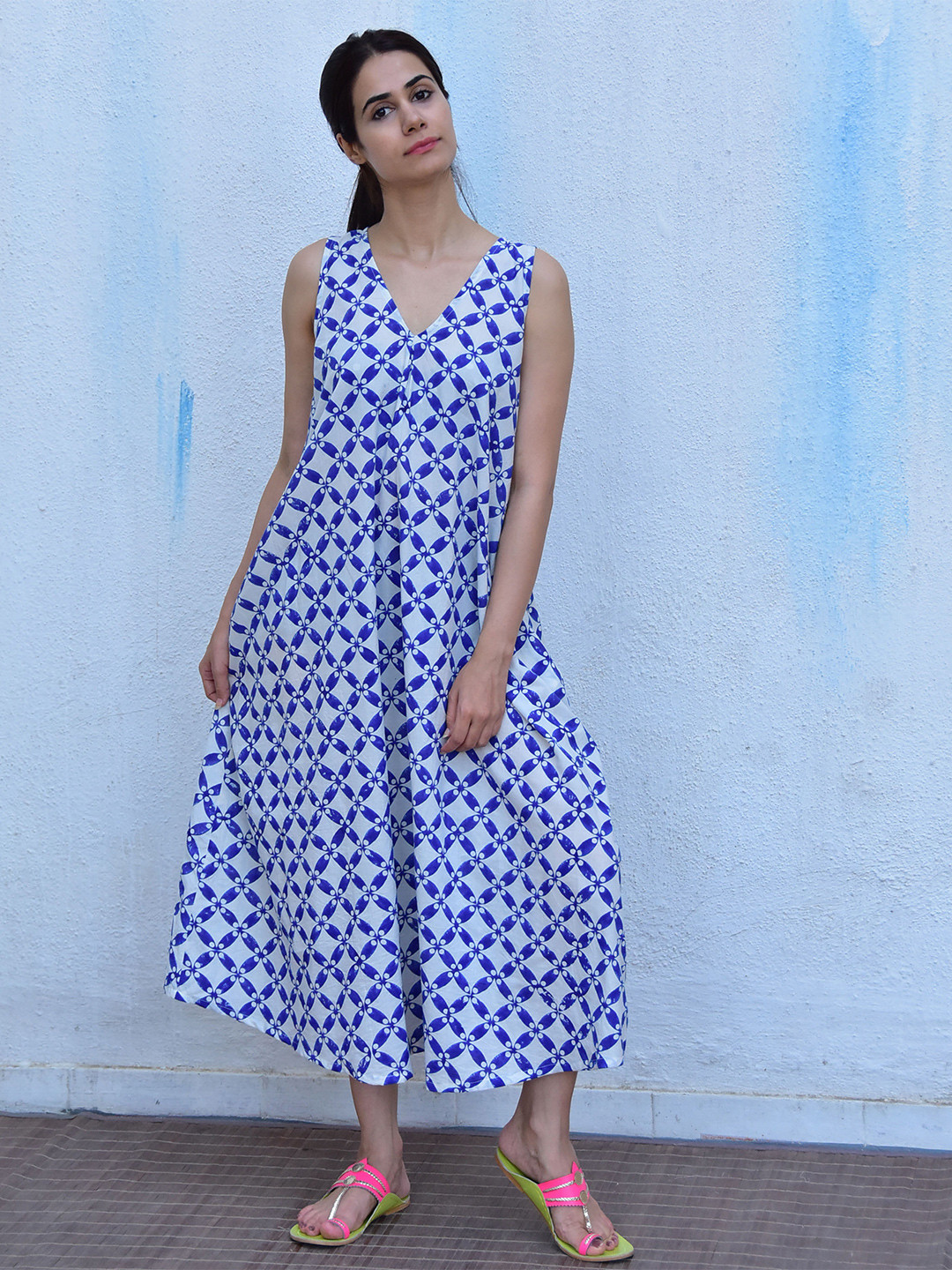 

Chidiyaa Floral Printed V-Neck Pure Cotton A-Line Midi Dress, White