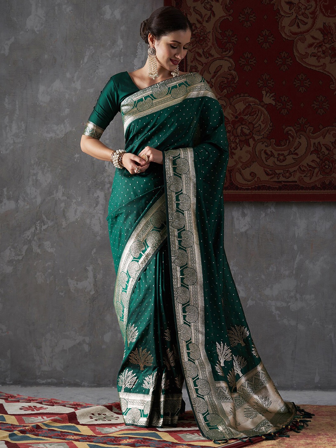 

Mitera Green & Gold-Toned Abstract Woven Design Zari Kanjeevaram Saree