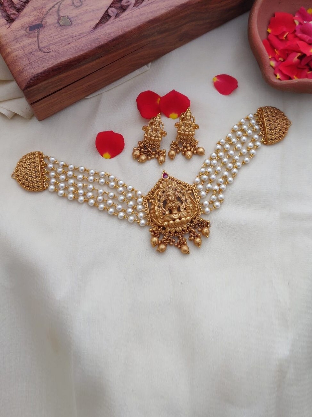 

ROFARWORD Gold-Plated Kundan & Stone-Studded Jewellery Set