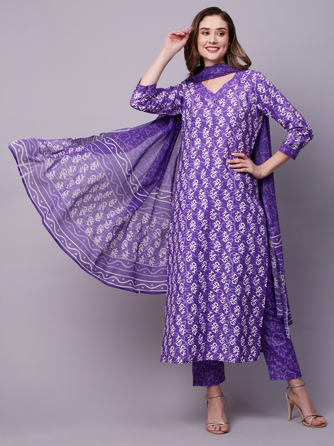 

GoSriKi Ethnic Motifs Printed Kurta With Trousers & Dupatta, Purple