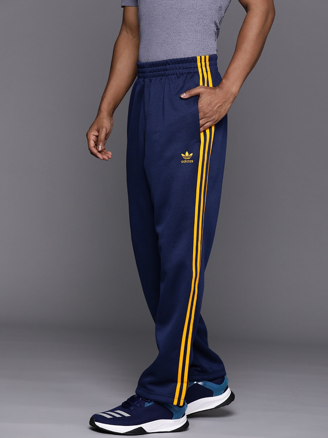 

ADIDAS Originals Men 3-Striped Track Pants, Navy blue