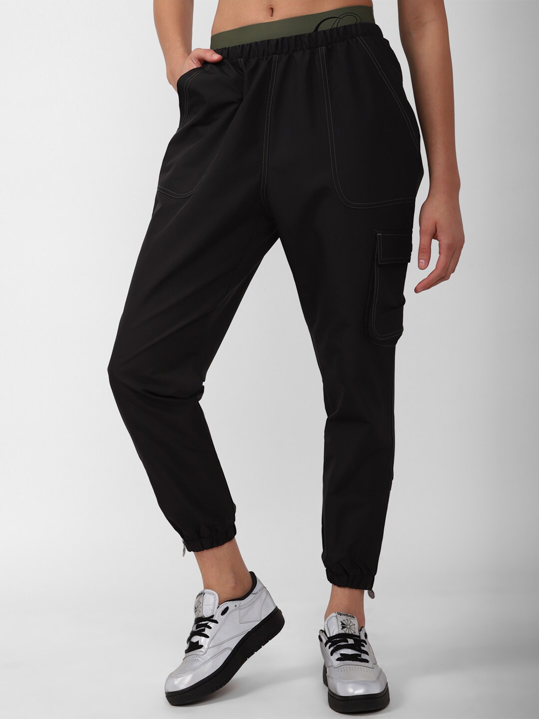 

Reebok Women Classics Cardi Joggers, Black