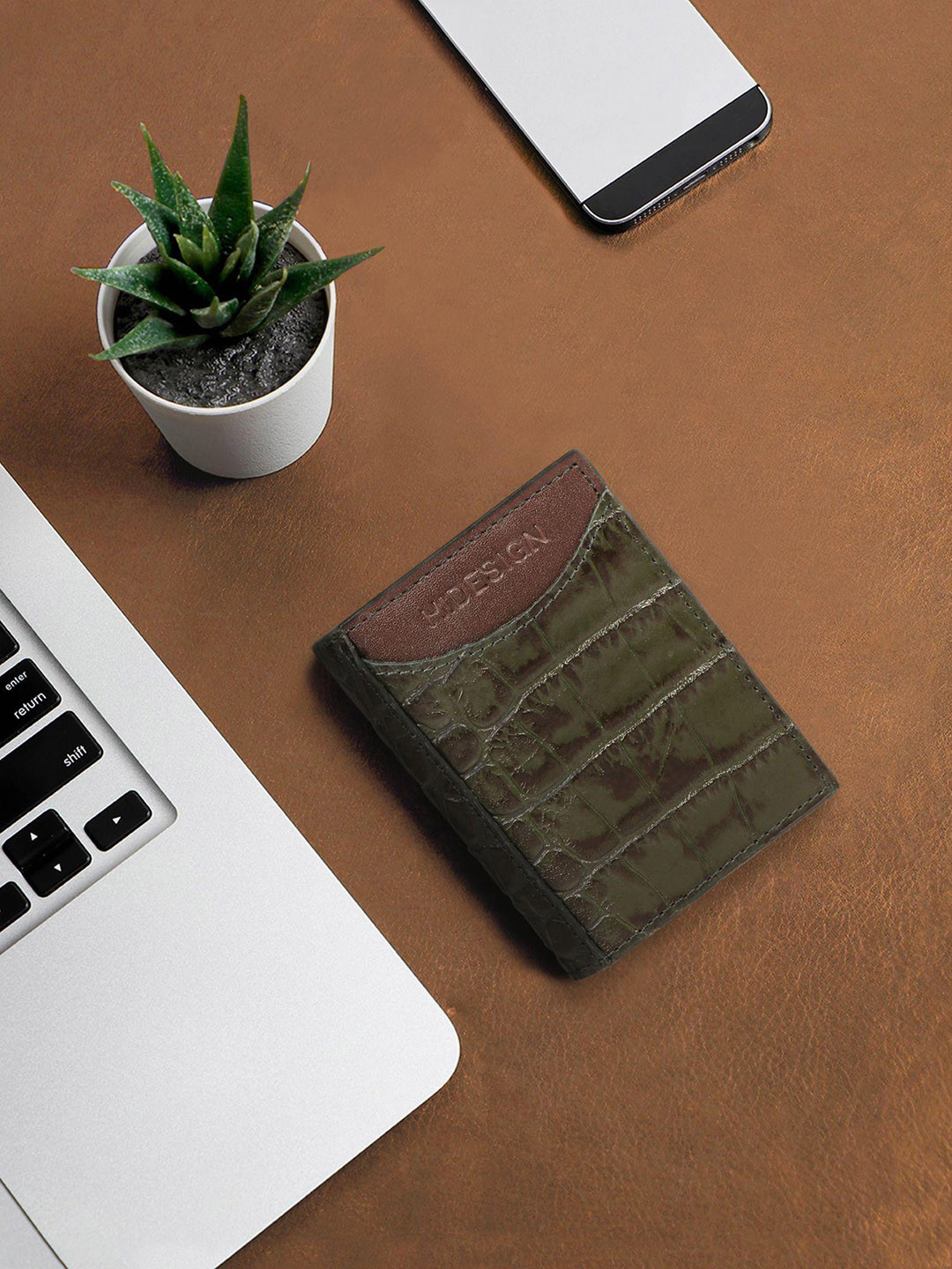 

Hidesign Men Textured Leather Two Fold Wallet, Green