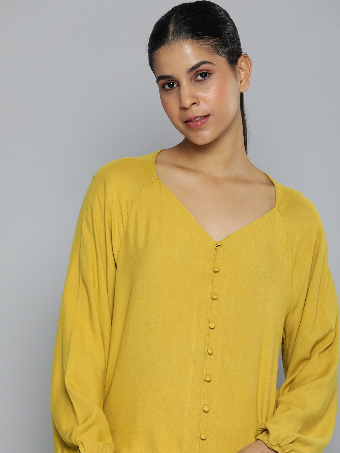 

Levis Solid V-Neck Raglan Sleeves Shirt Style Casual Top, Yellow