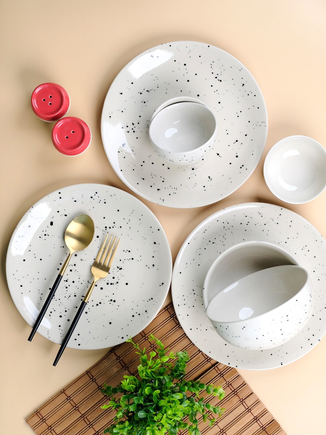 

VarEesha Vanilla White & Black 10 Pieces Printed Ceramic Glossy Dinner Set