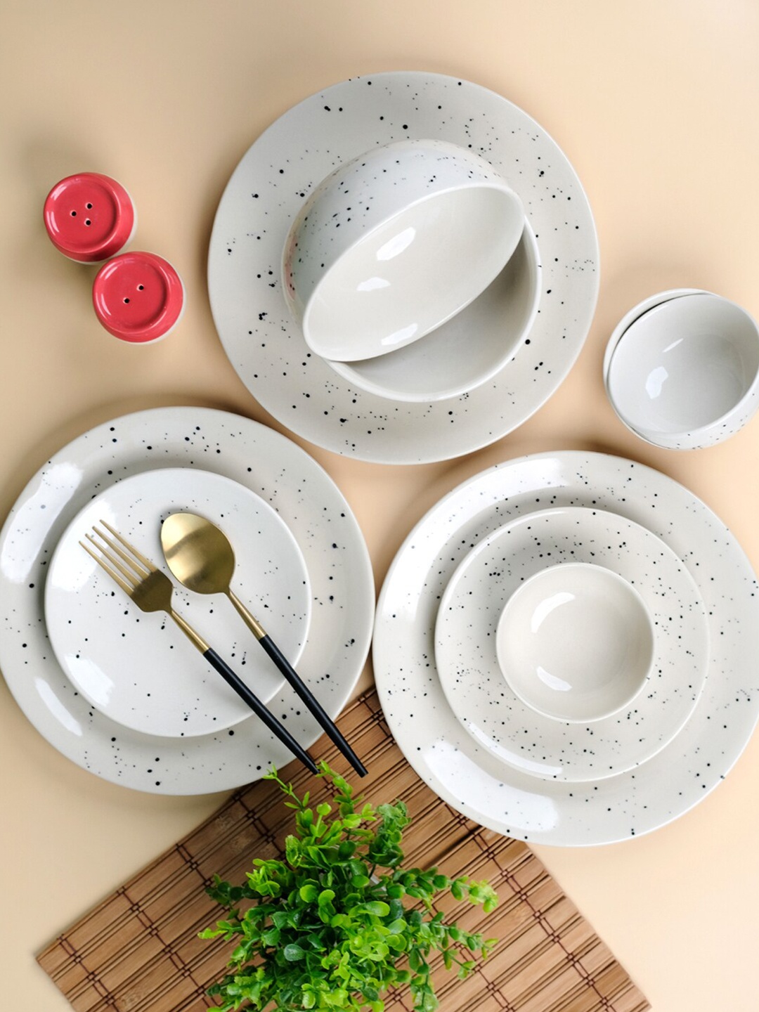 

VarEesha Vanilla White & Black 14 Pieces Printed Ceramic Glossy Dinner Set