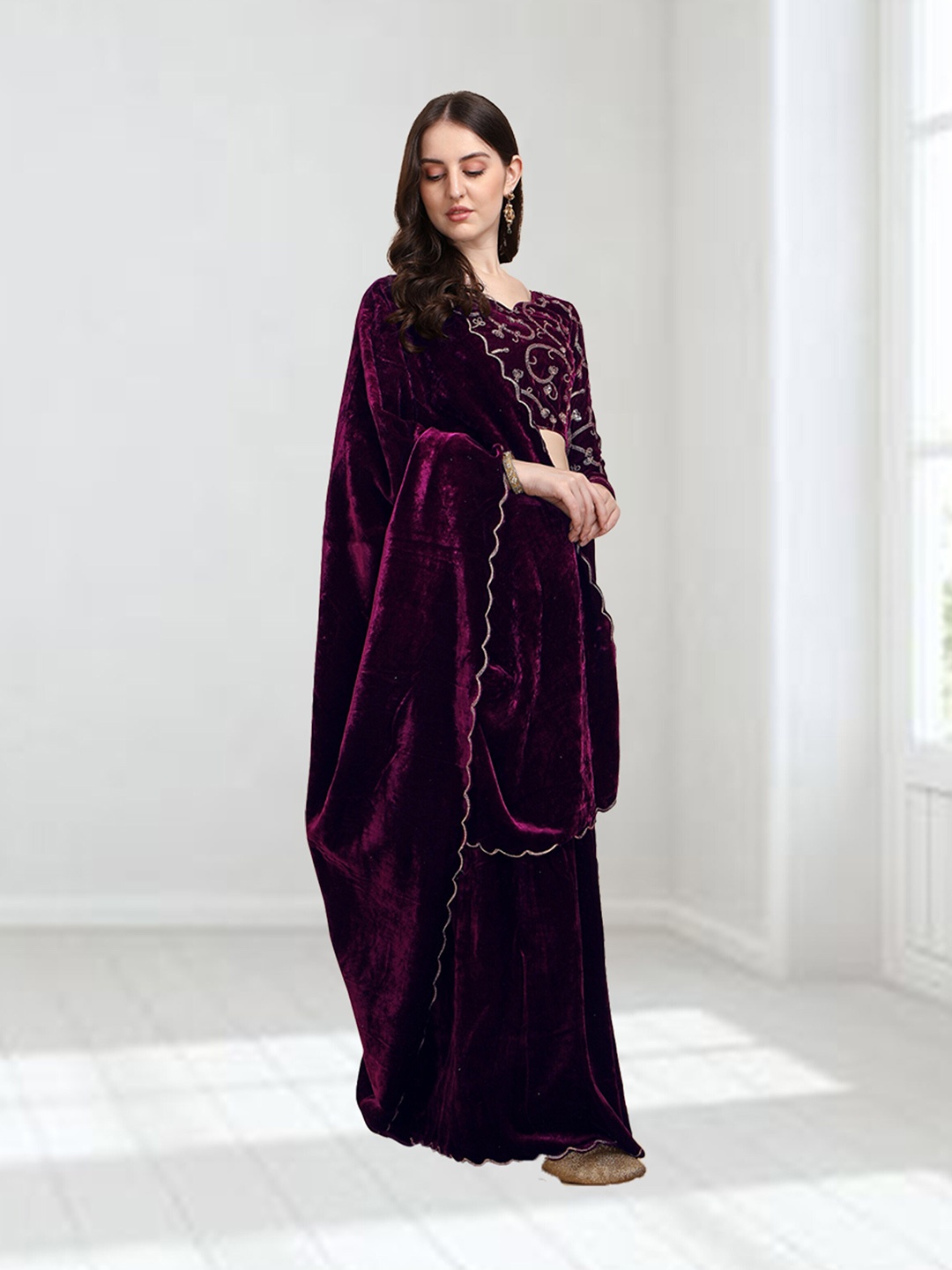 

N N ENTERPRISE Cutwork Border Velvet Saree, Purple