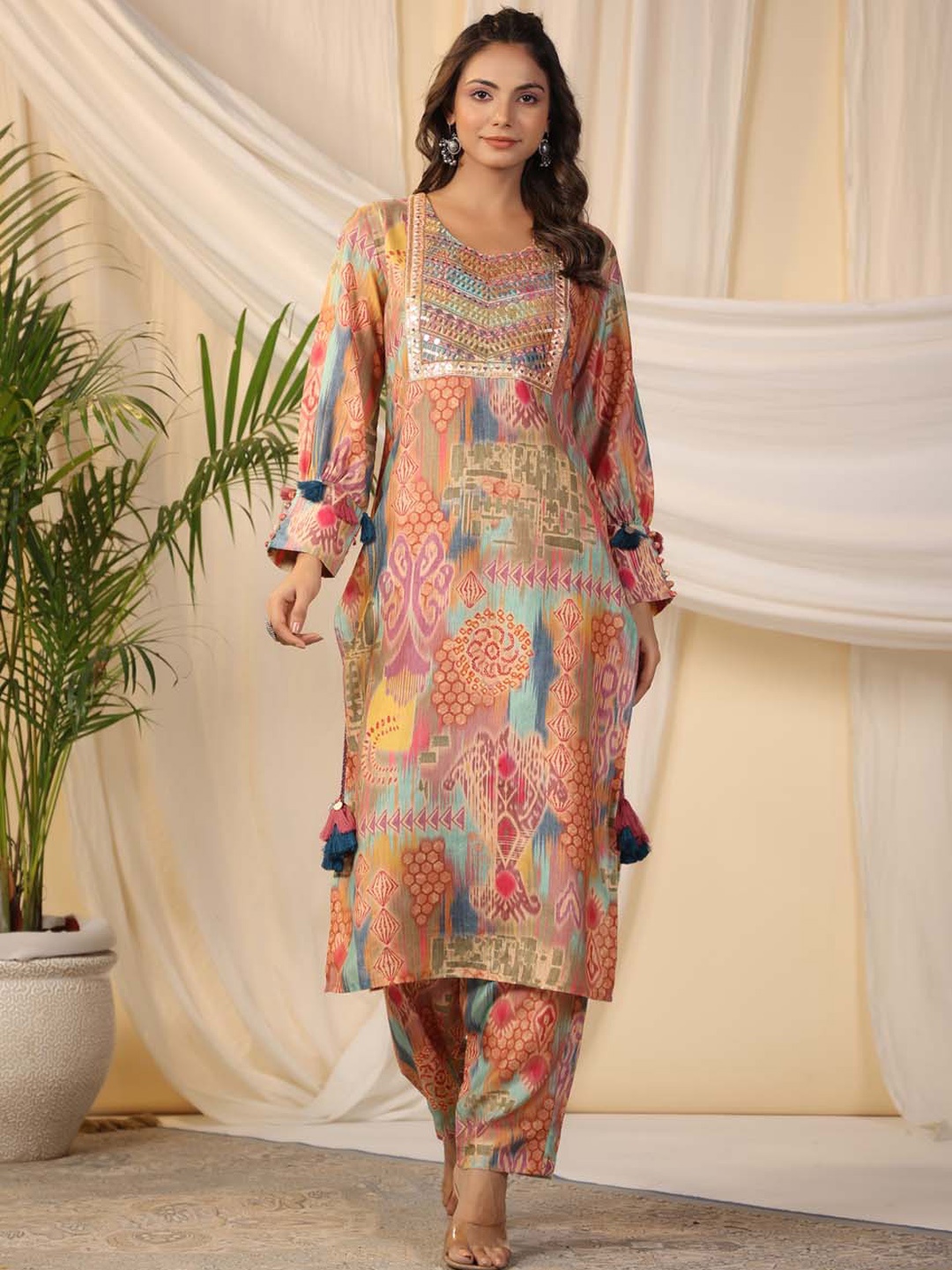 

Meena Bazaar Geometric Printed Thread Work Kurta With Trousers, Peach