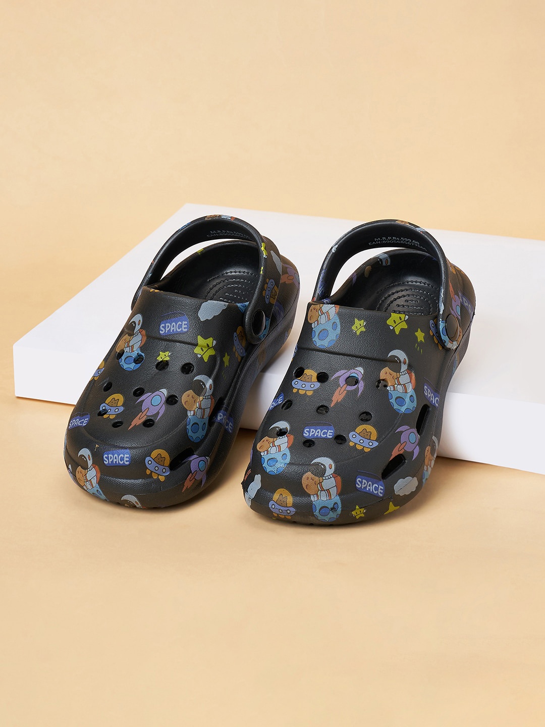 

Pantaloons Junior Boys Black Printed Clogs