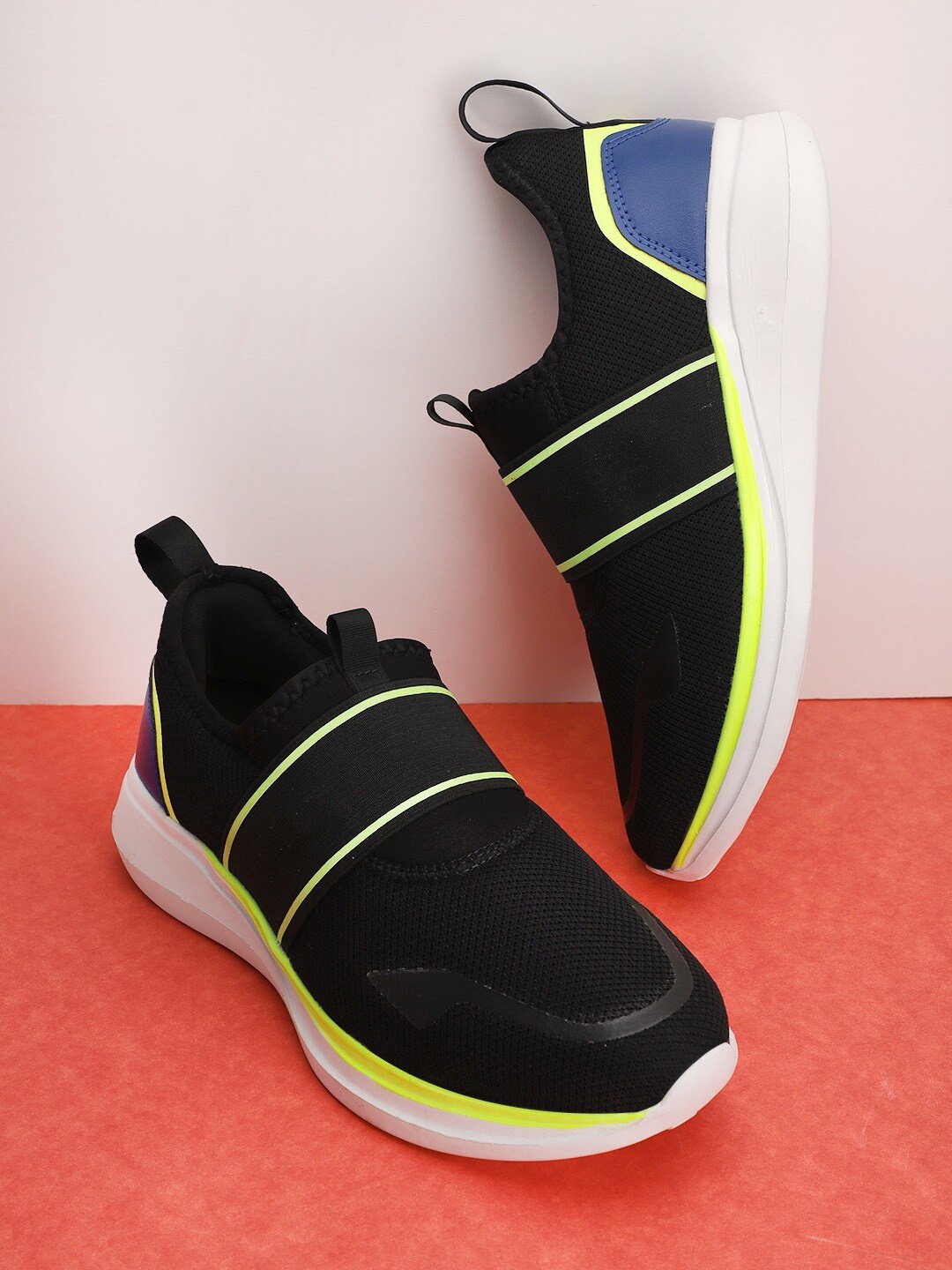 

HRX by Hrithik Roshan Men Black & White Mesh Marking Walking Shoes