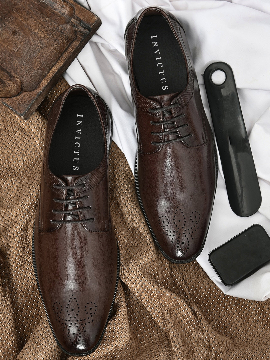 

INVICTUS Men Textured Formal Derbys, Brown