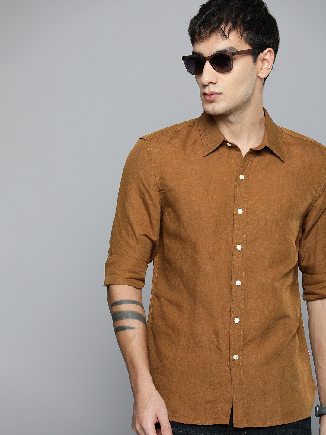 

Levis Slim Fit Solid Spread Collar Casual Shirt, Brown