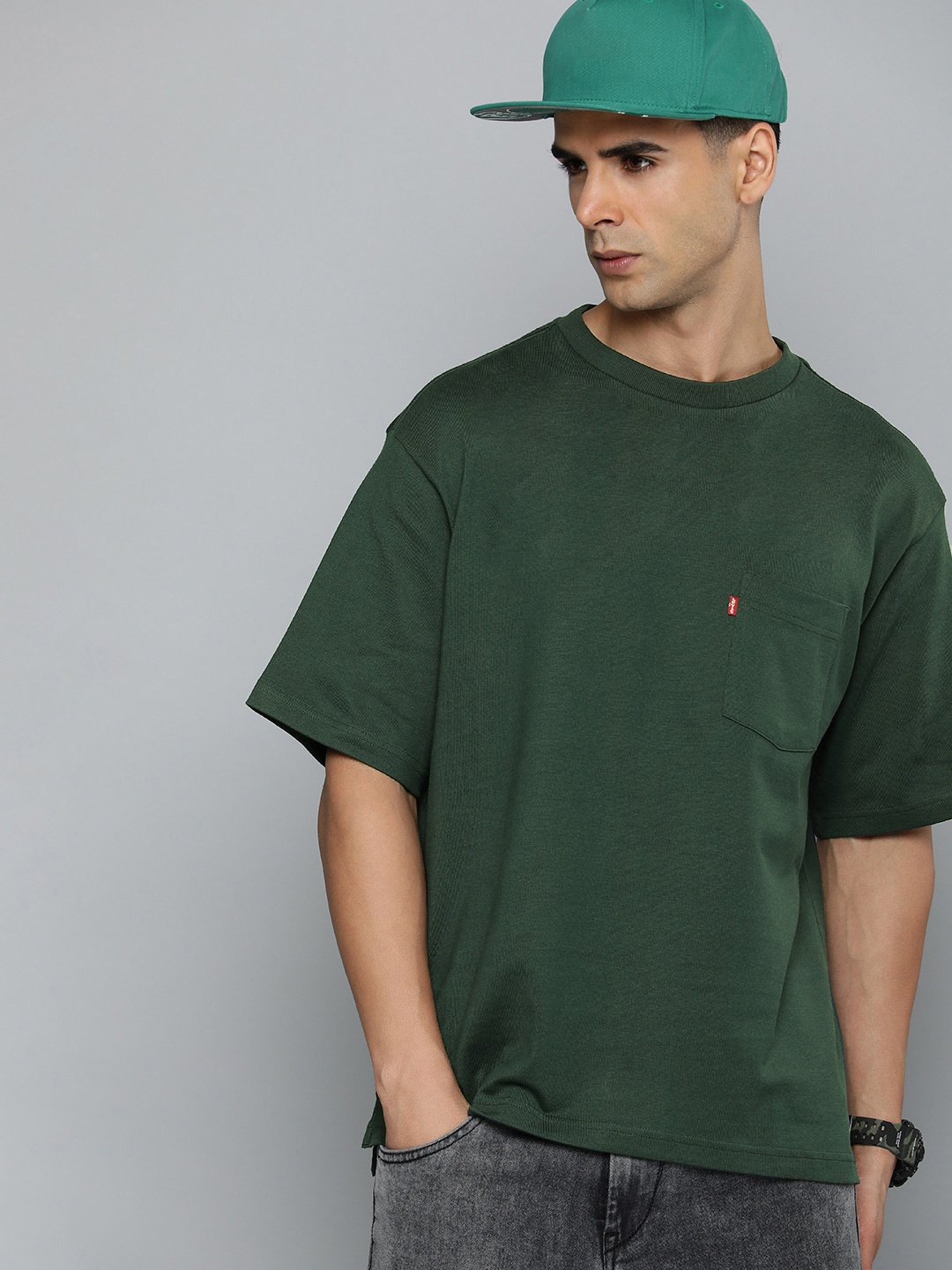 

Levis Solid Relaxed Fit Drop-Shoulder Pure Cotton With Chest Pocket T-shirt, Green