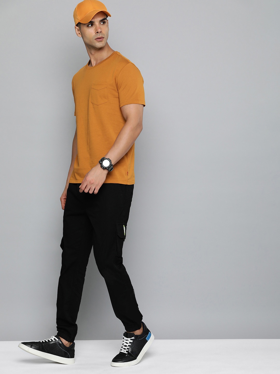 

Levis Solid With Chest Pocket Pure Cotton T-shirt, Rust