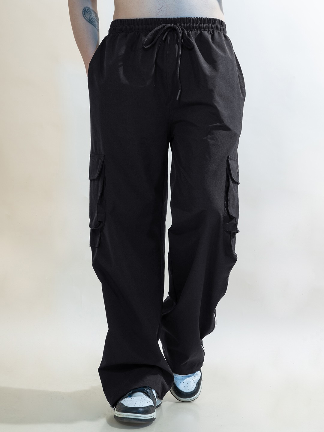 

UNRL Men Mid Rise Relaxed Cargos Trousers, Black