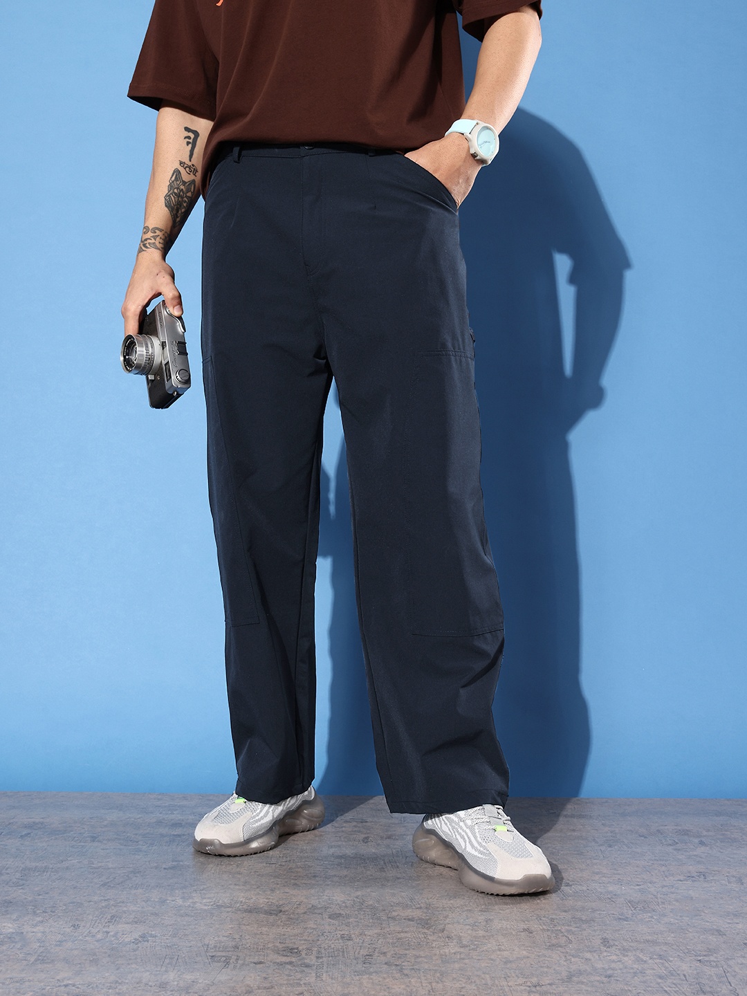 

UNRL Men Solid Relaxed Fit Cargos, Navy blue