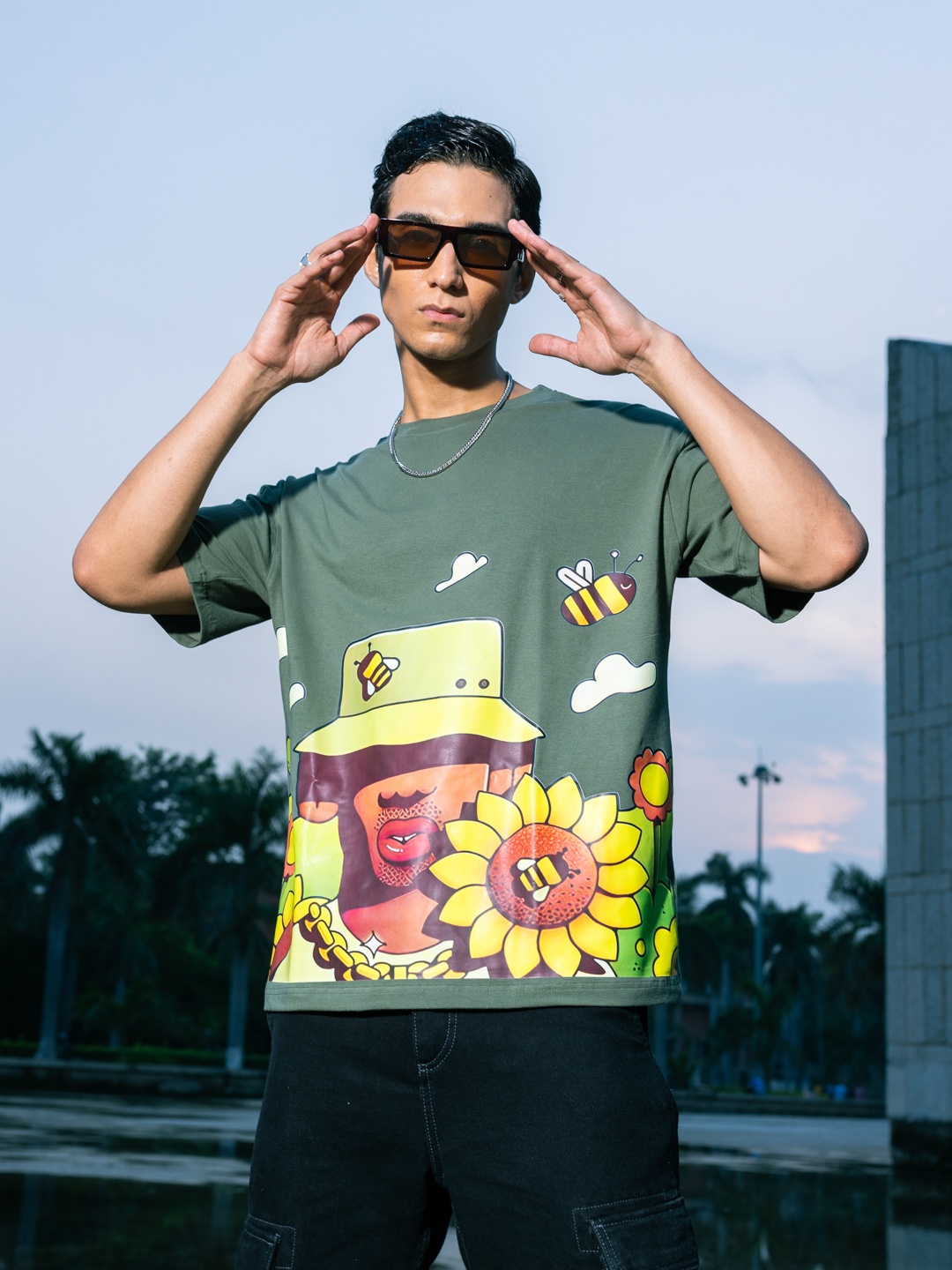 

UNRL Graphic Printed Drop-Shoulder Sleeves Cotton Boxy T-shirt, Olive