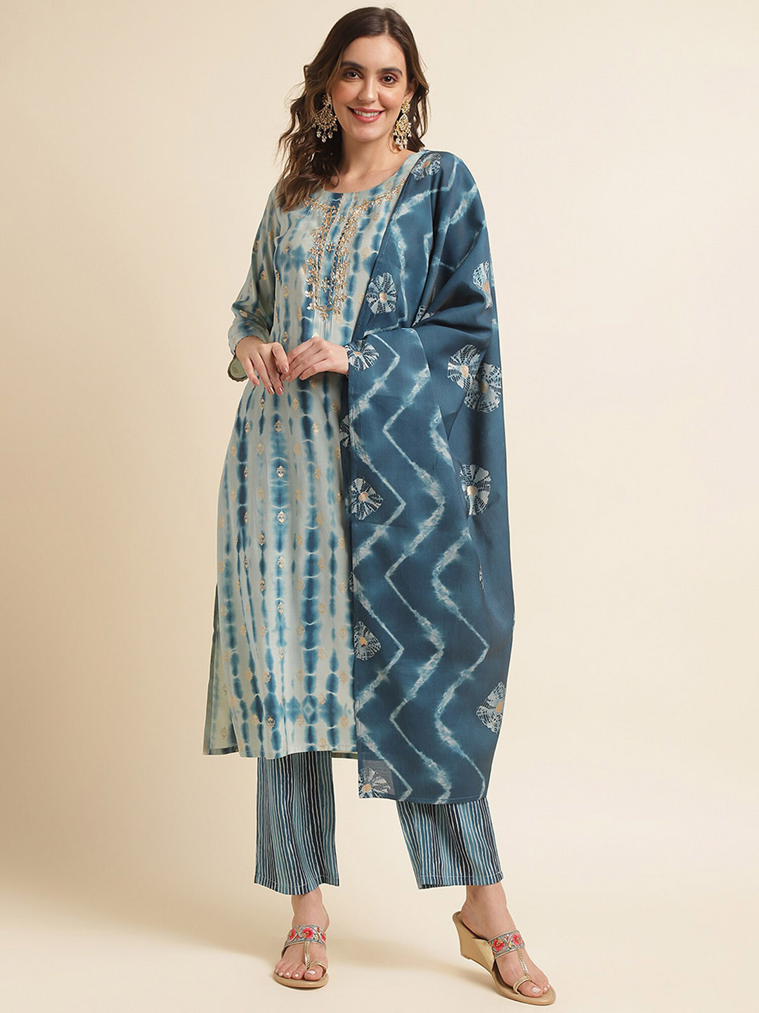 

Sangria Dyed Thread Work Kurta & Trouser With Dupatta, Grey
