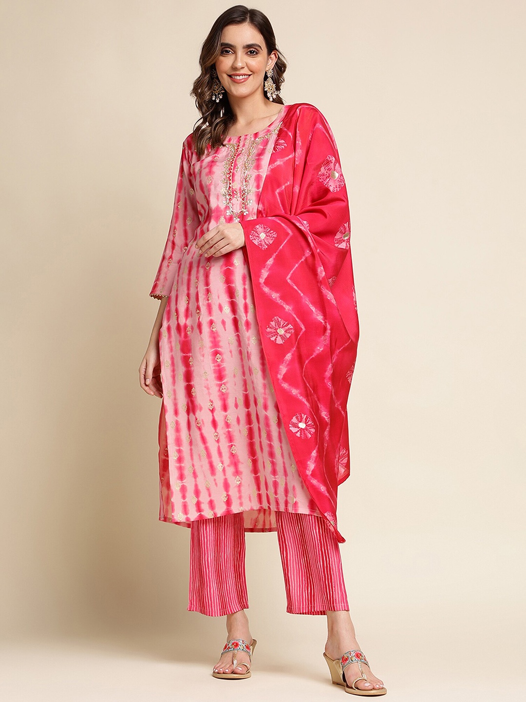 

Sangria Dyed Thread Work Kurta & Trouser With Dupatta, Pink