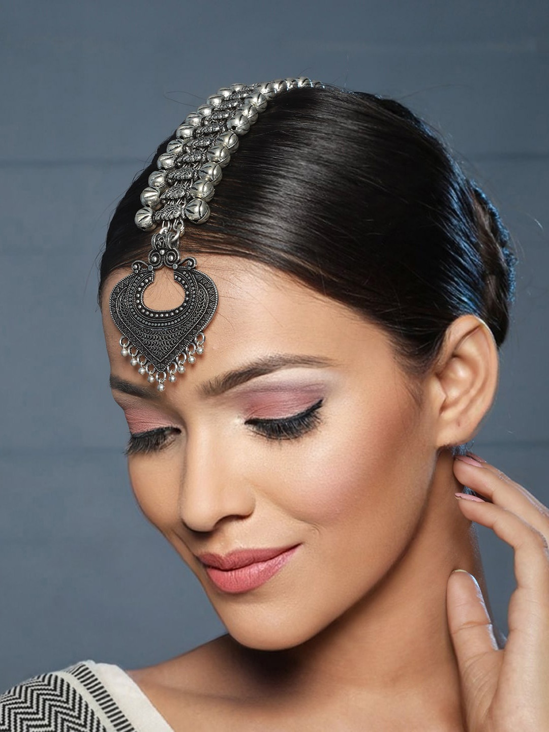 

Priyaasi Oxidised Silver-Plated Ghungaroo Maang Tikka