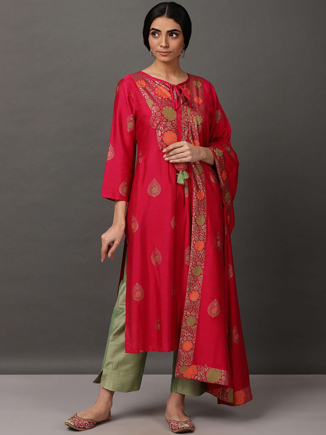 

NUHH Floral Printed Kurta With Trousers & With Dupatta, Fuchsia