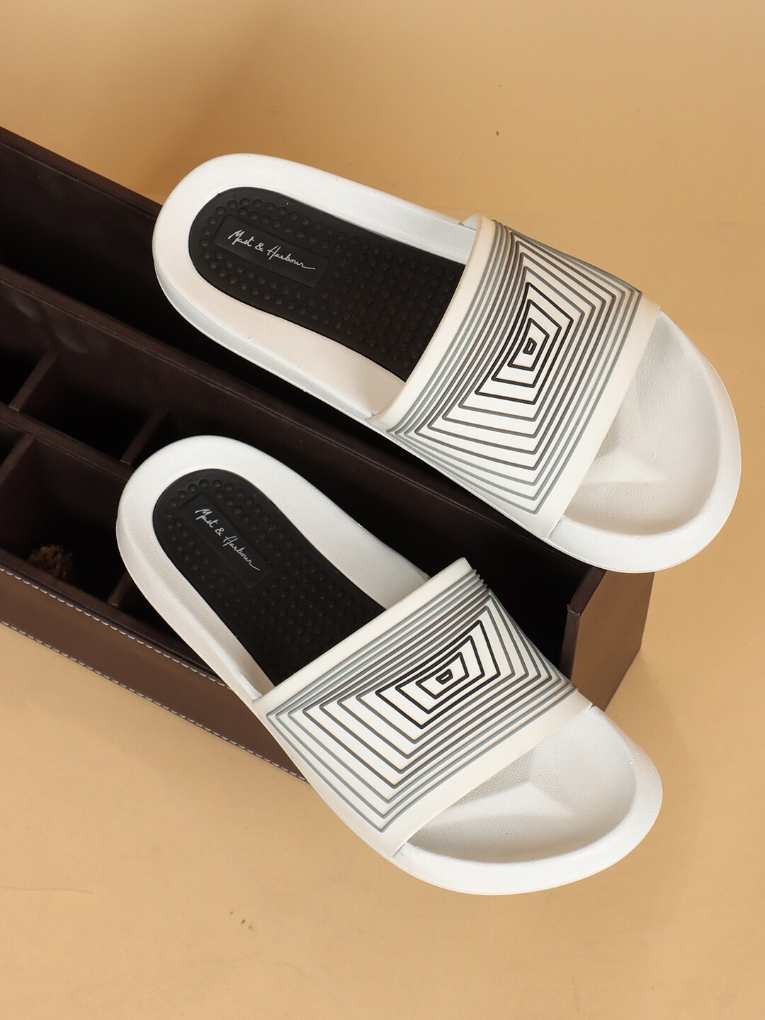 

Mast & Harbour Men White & Black Printed Sliders