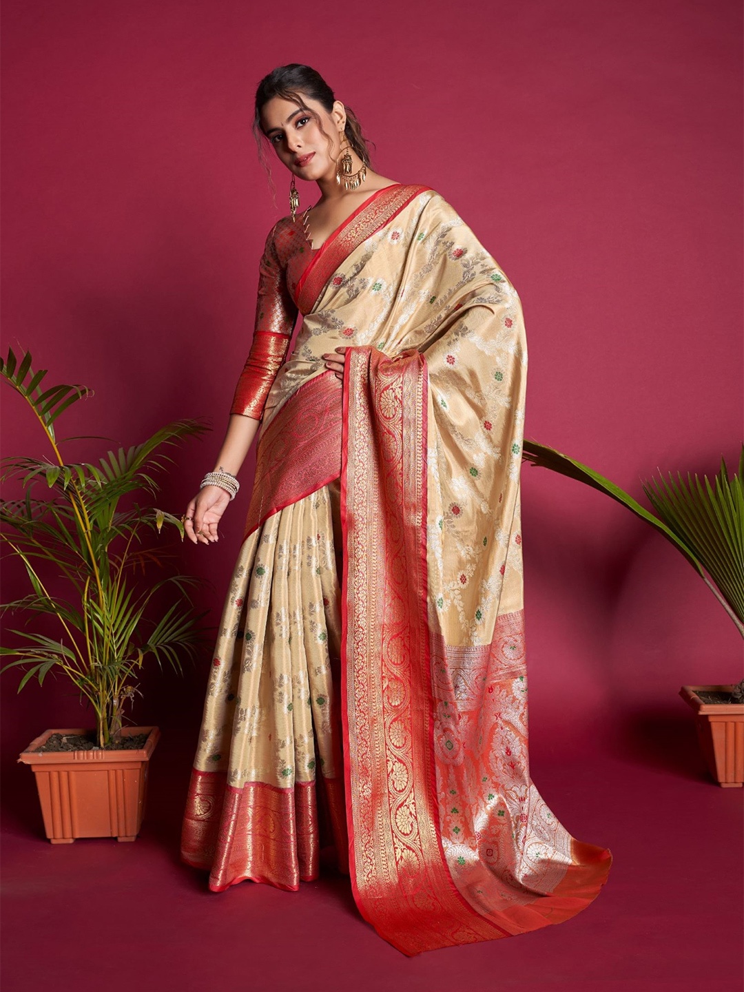 

Mitera Beige & Red Floral Zari Silk Blend Kanjeevaram Saree With Blouse Piece