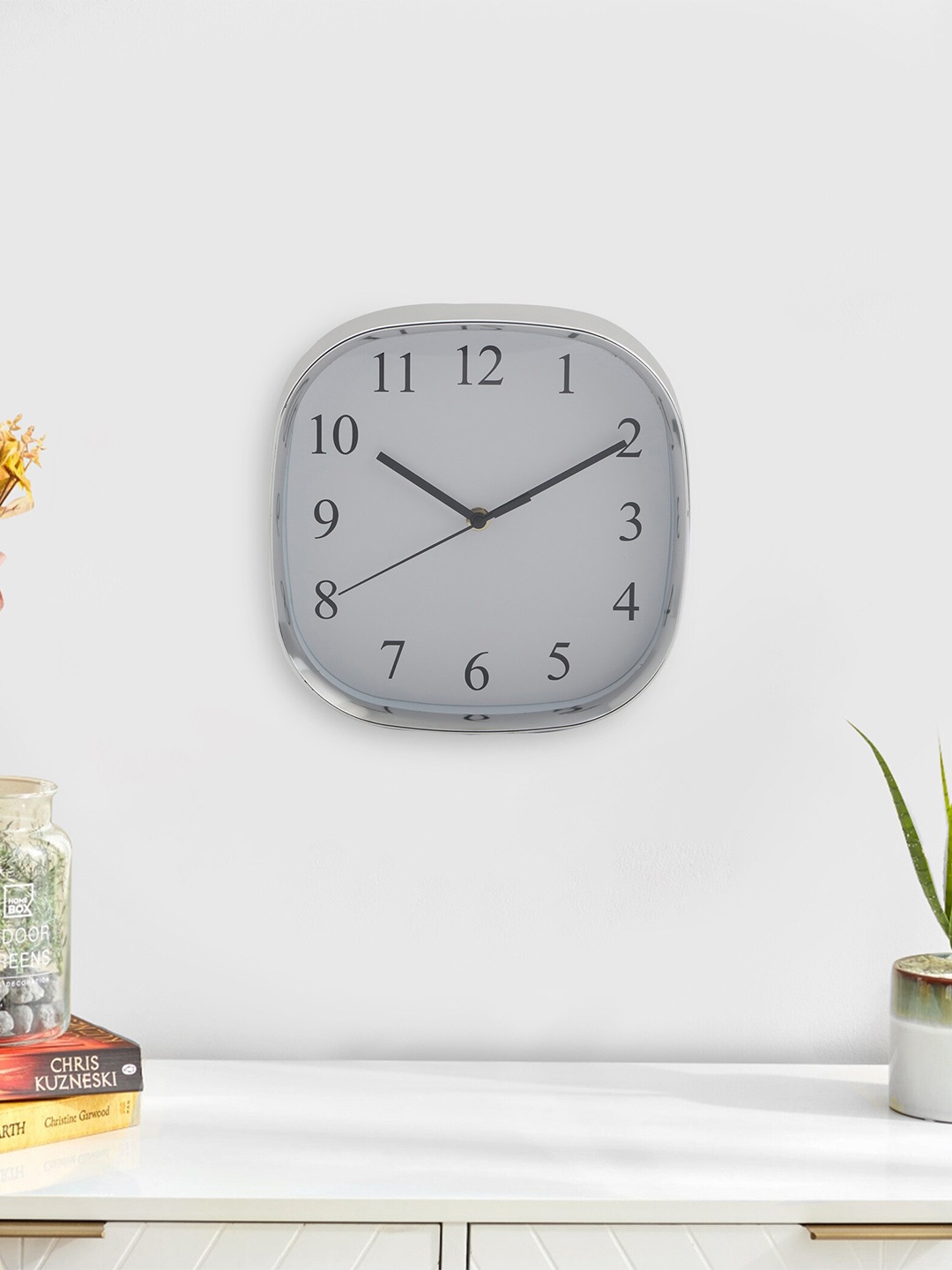

Home Centre Pacific Missle Shine White & Black Analogue Contemporary Wall Clock