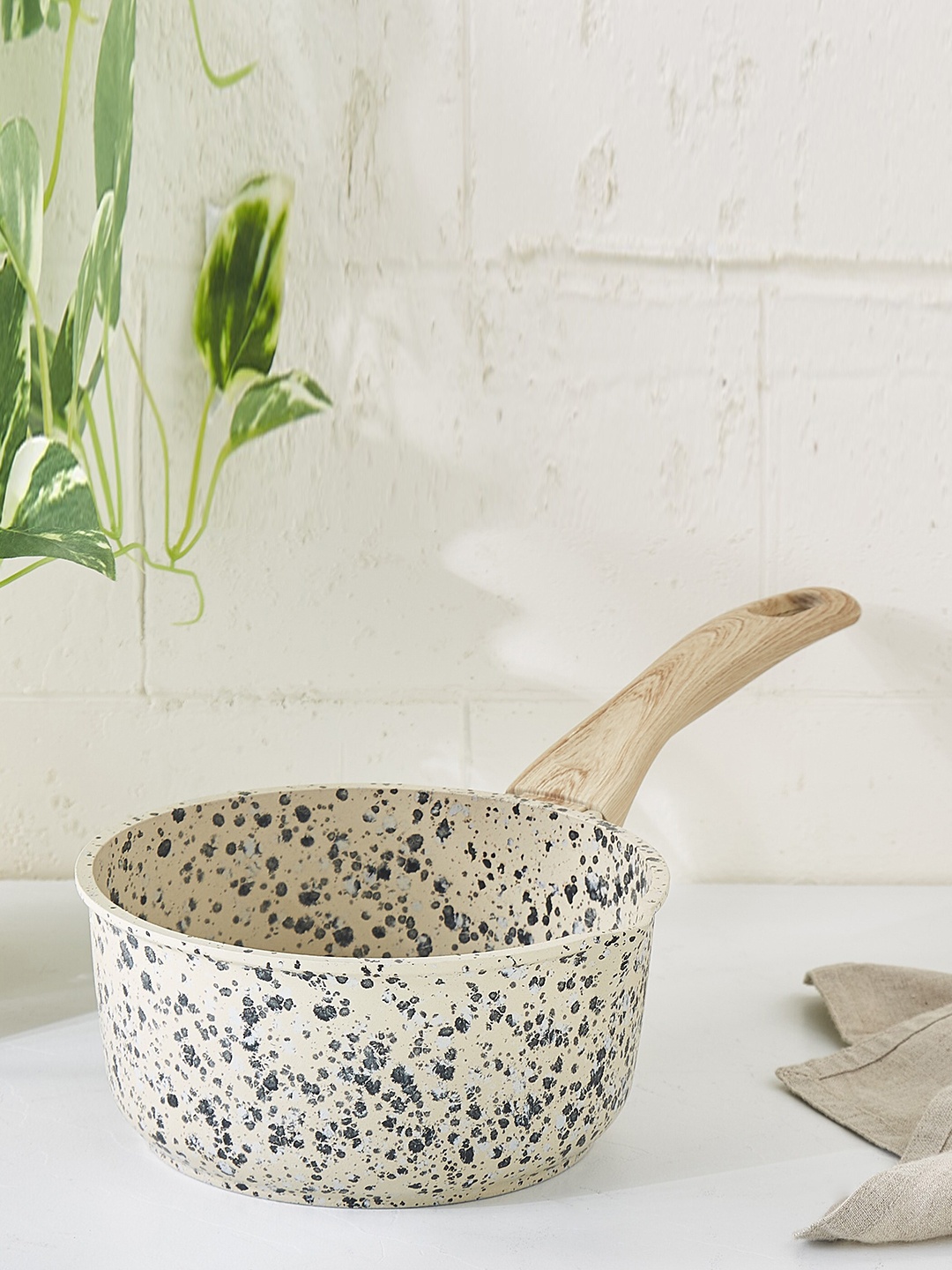 

Home Centre Marshmallow Adele Die Beige & Grey Textured Aluminum Milk Pan - 1.4 L