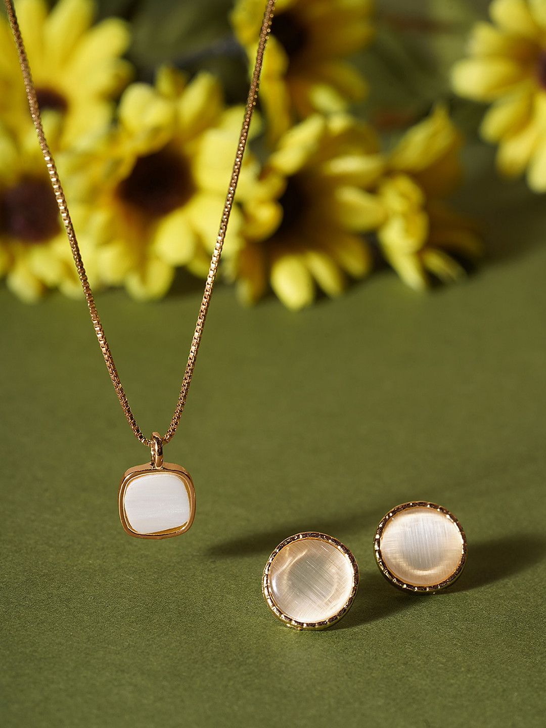 

AQUASTREET Gold-Plated Pendent Chain & Studded Earrings