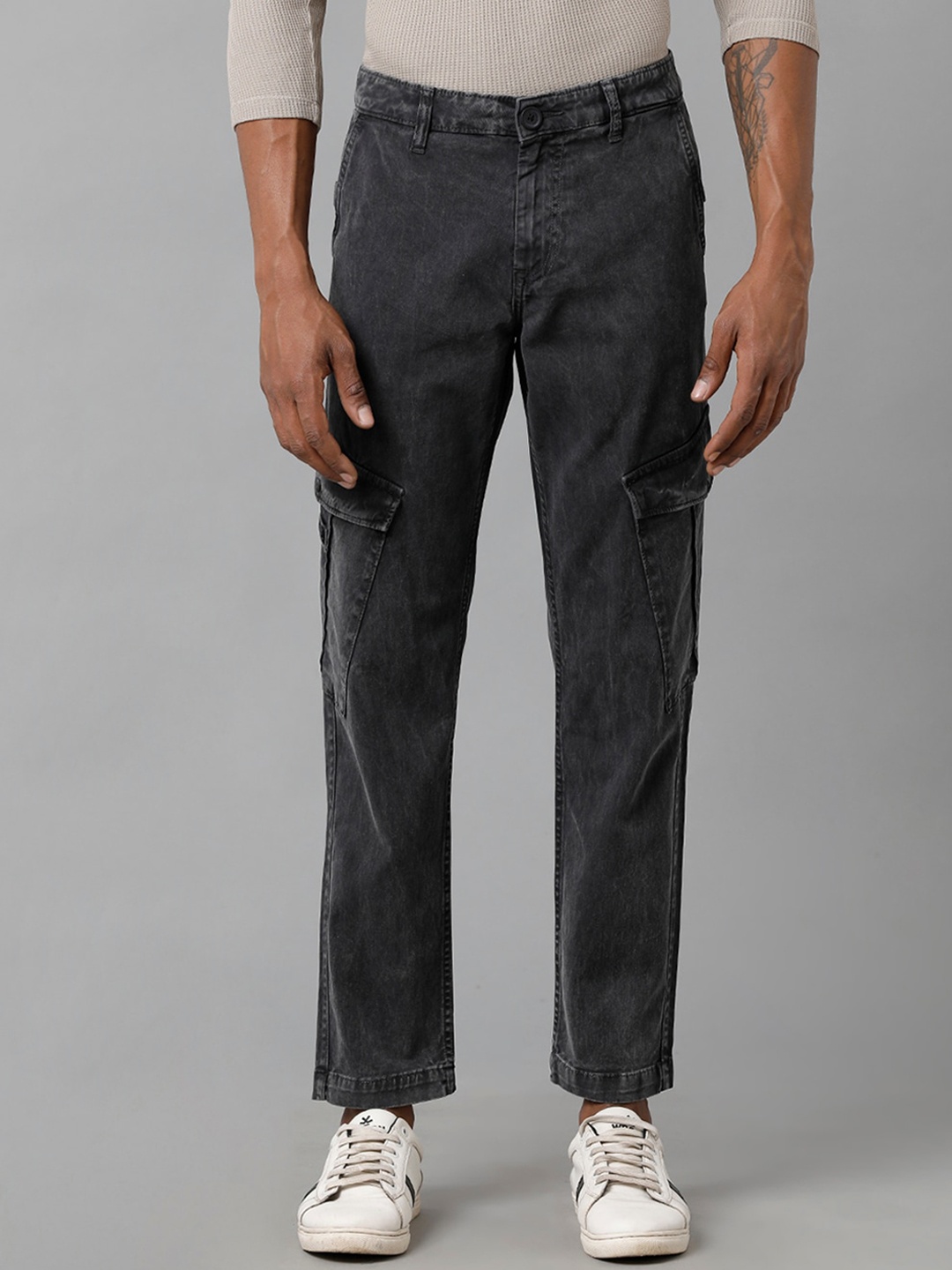 

Voi Jeans Men Relaxed Fit Light Fade Stretchable Jeans, Black