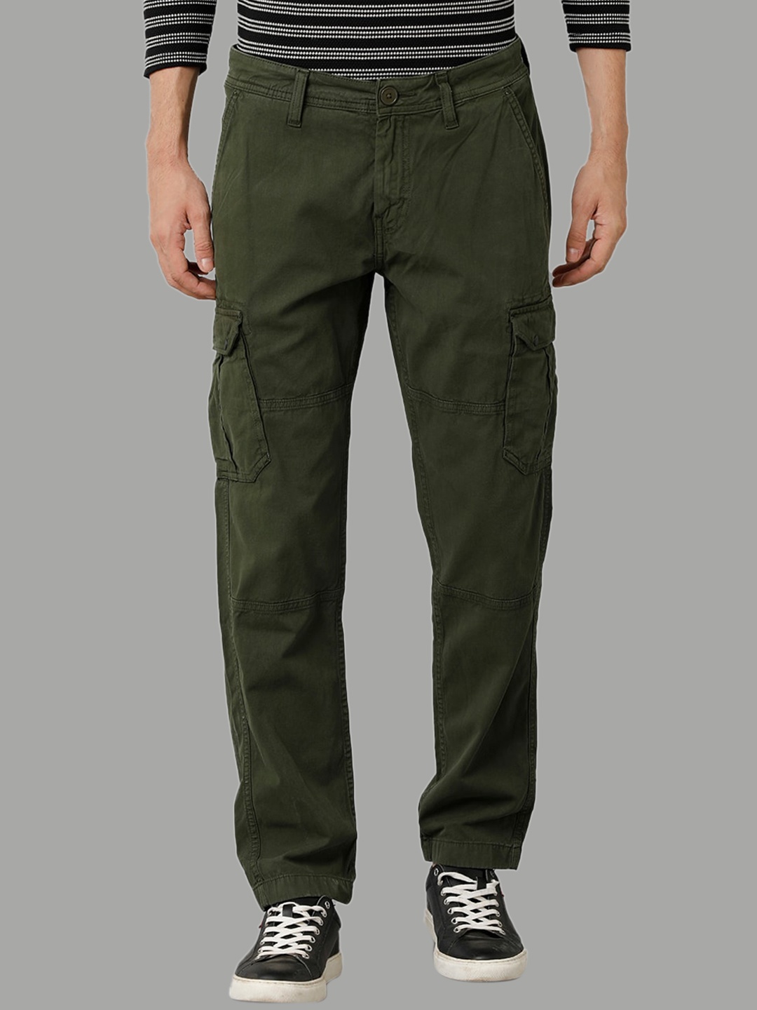 

Voi Jeans Men Relaxed Fit Clean Look Stretchable Jeans, Olive