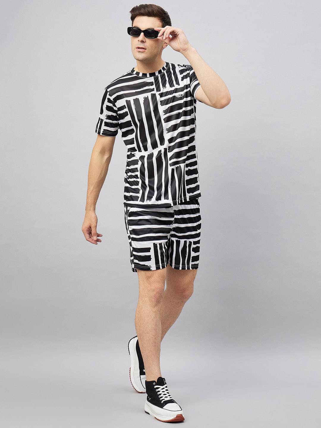 

CHROME & CORAL Striped Printed T-shirt With Shorts, Black