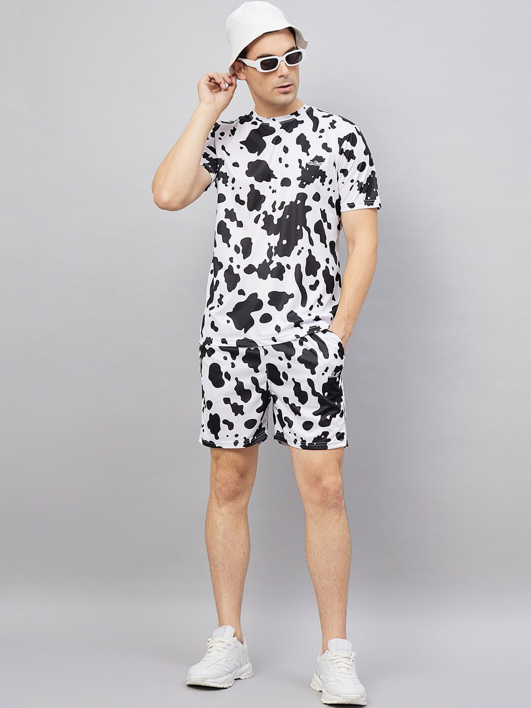 

CHROME & CORAL Men Printed T-shirt with Shorts, Black