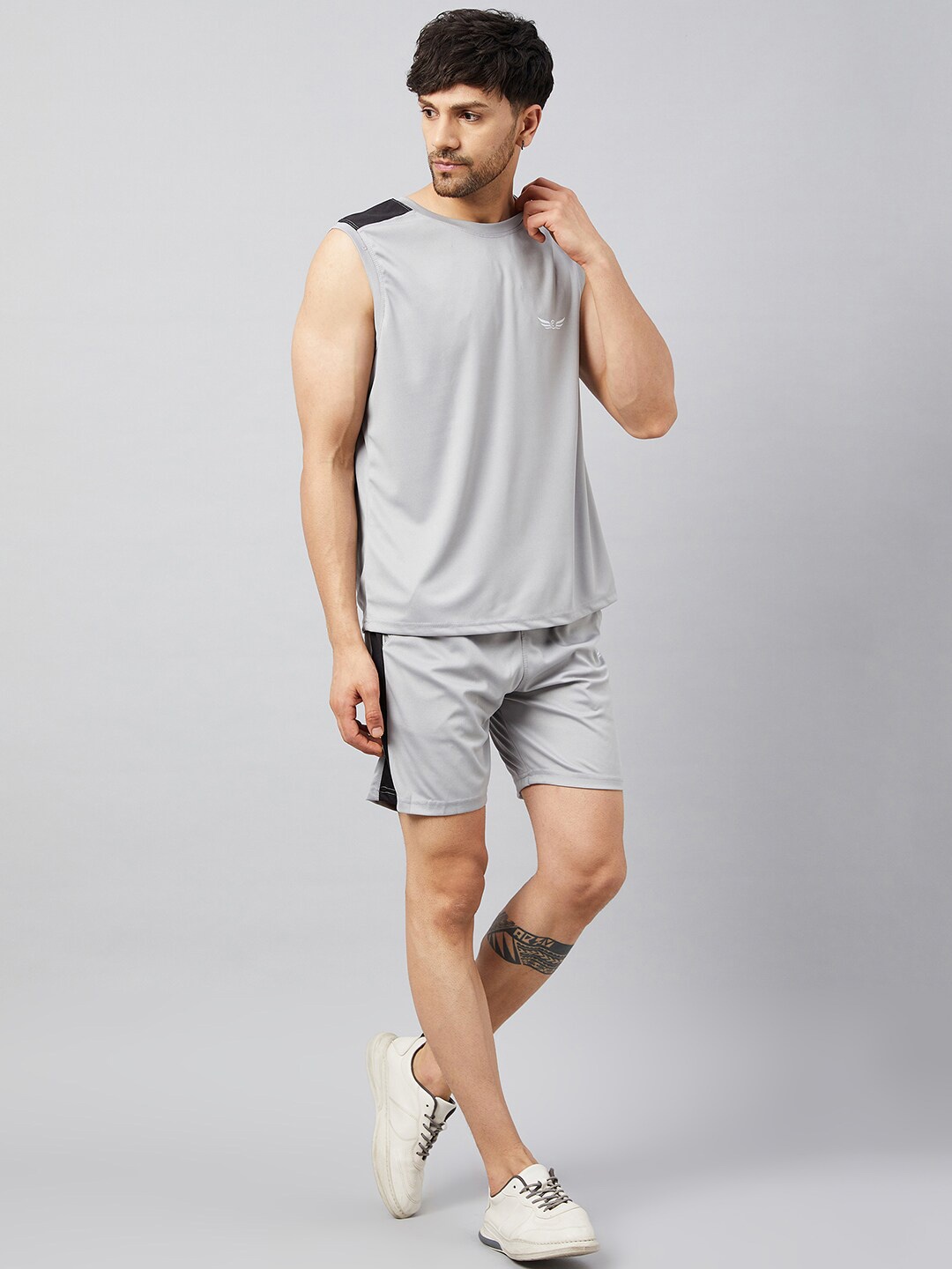 

CHROME & CORAL Men Printed T-shirt with Shorts, Grey