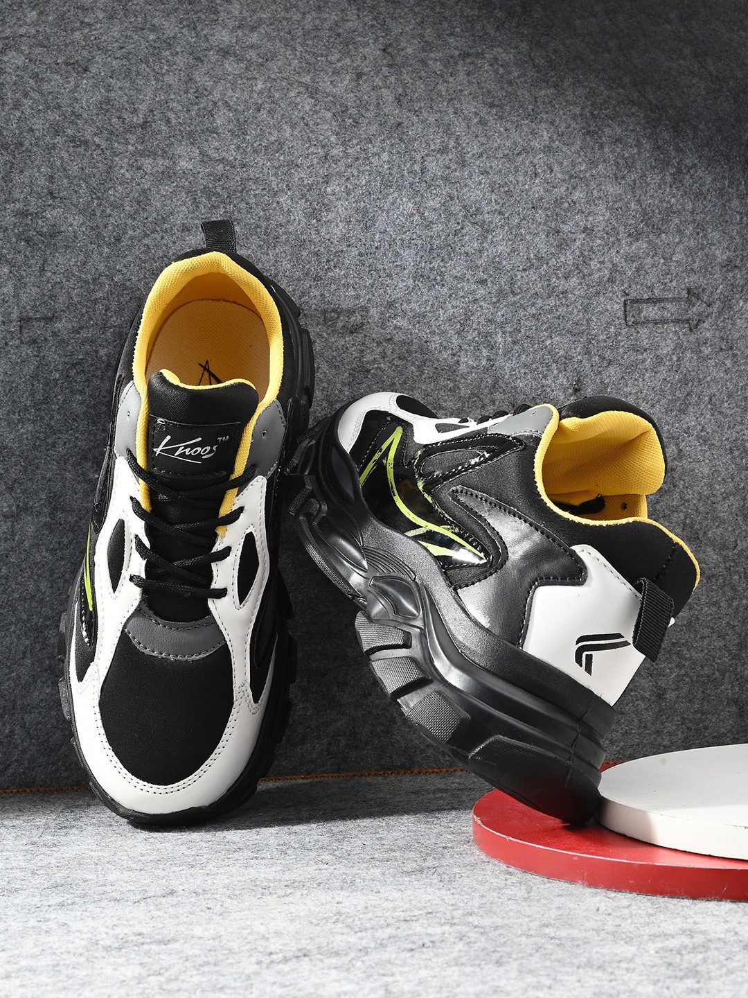 

knoos Men Colourblocked Lightweight Sneakers, Black